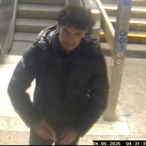 Polizei fahndet nach einem Mann der im Mai dieses Jahres eine Frau in sexueller Absicht angefallen haben soll