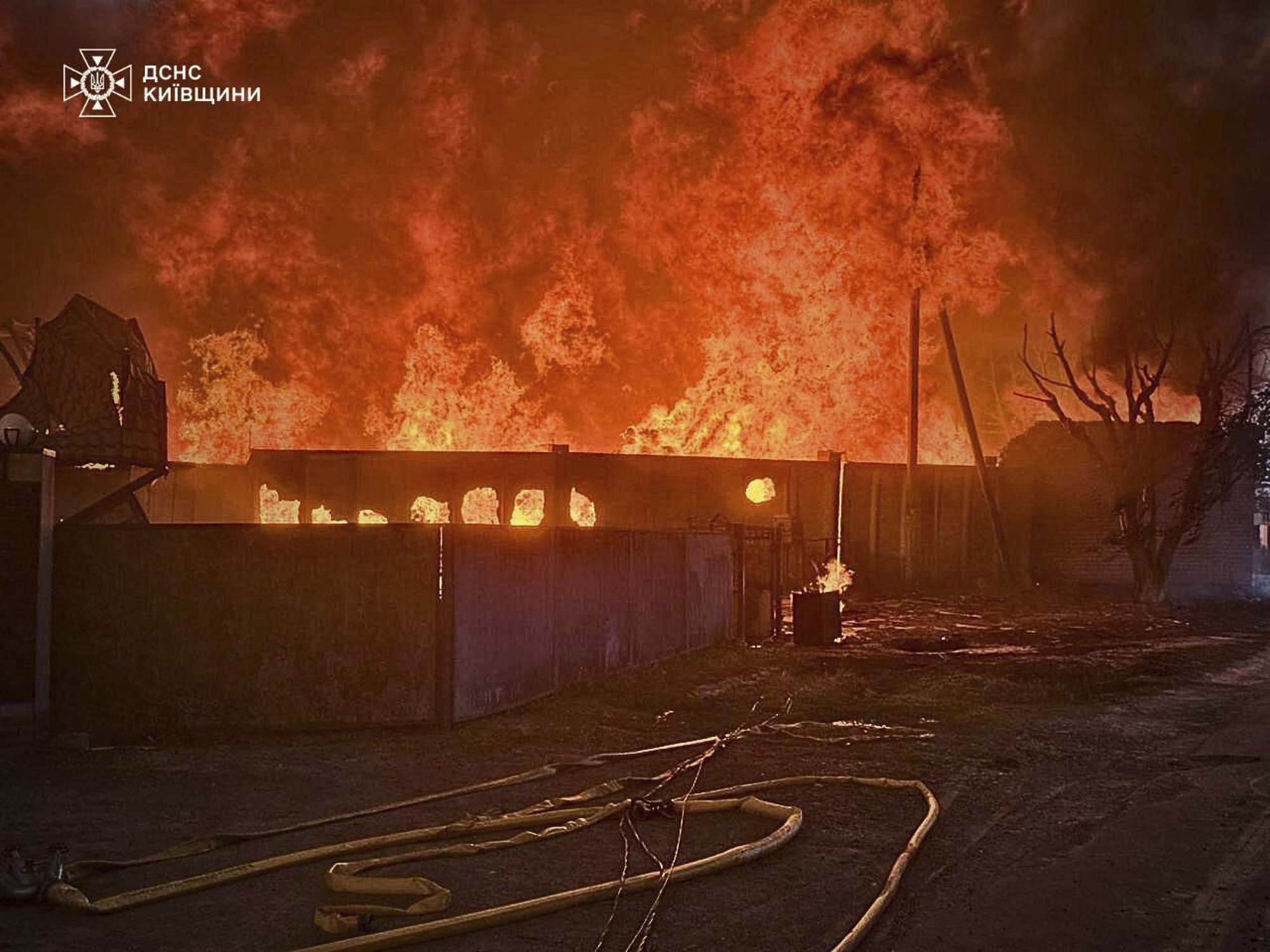 Brand nach einem russischen Angriff in der Region Kiew in der Nacht zum 9. Juli 2025.