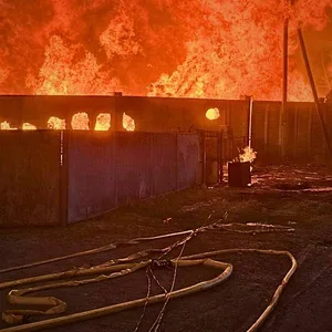 Brand nach einem russischen Angriff in der Region Kiew in der Nacht zum 9. Juli 2025.