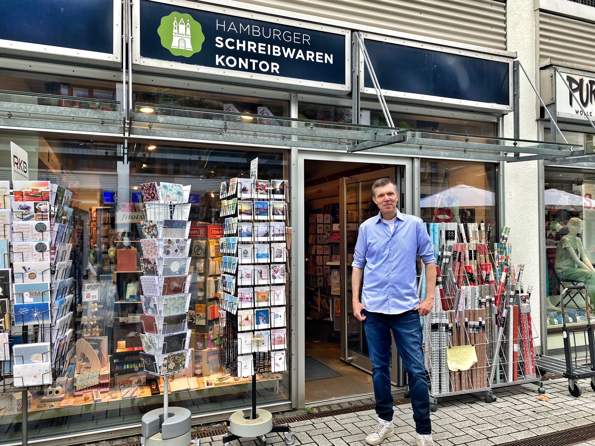Andreas Bonertz (54) vor seinem Laden „Hamburger Schreibwarenkontor“ in der Karl-Schneider-Passage.