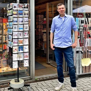 Andreas Bonertz (54) vor seinem Laden „Hamburger Schreibwarenkontor“ in der Karl-Schneider-Passage.