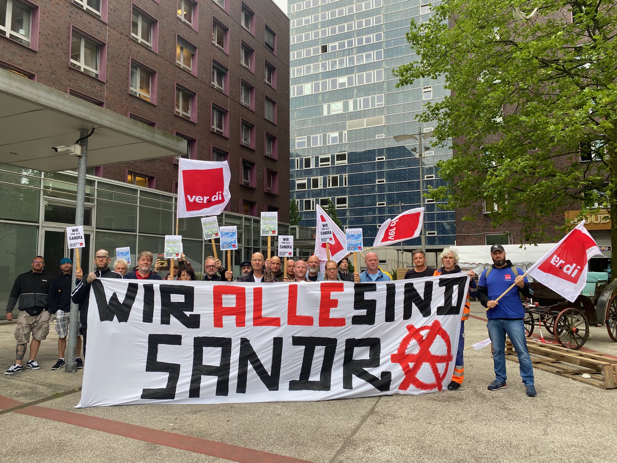 Hafenarbeiter demonstrieren vor dem Amtsgericht St. Georg