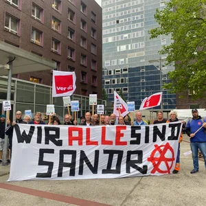 Hafenarbeiter demonstrieren vor dem Amtsgericht St. Georg