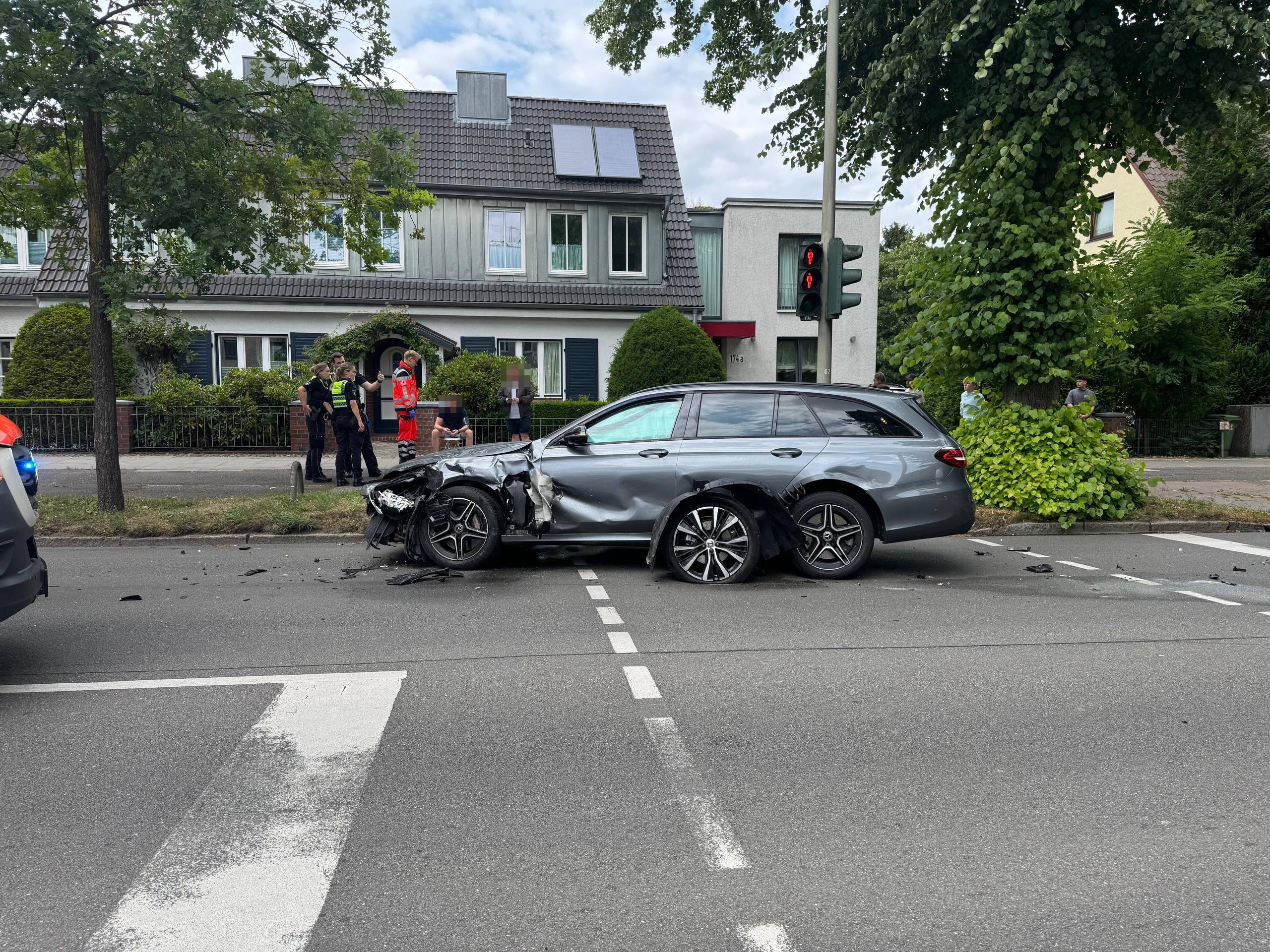 Ein Reifen des Volvo wurde abgerissen und lehnt an der Seite des Mercedes.
