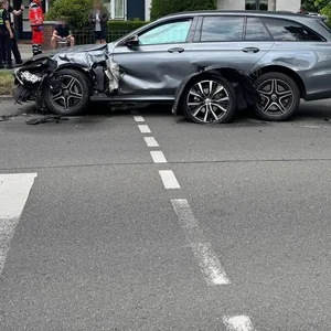 Ein Reifen des Volvo wurde abgerissen und lehnt an der Seite des Mercedes.
