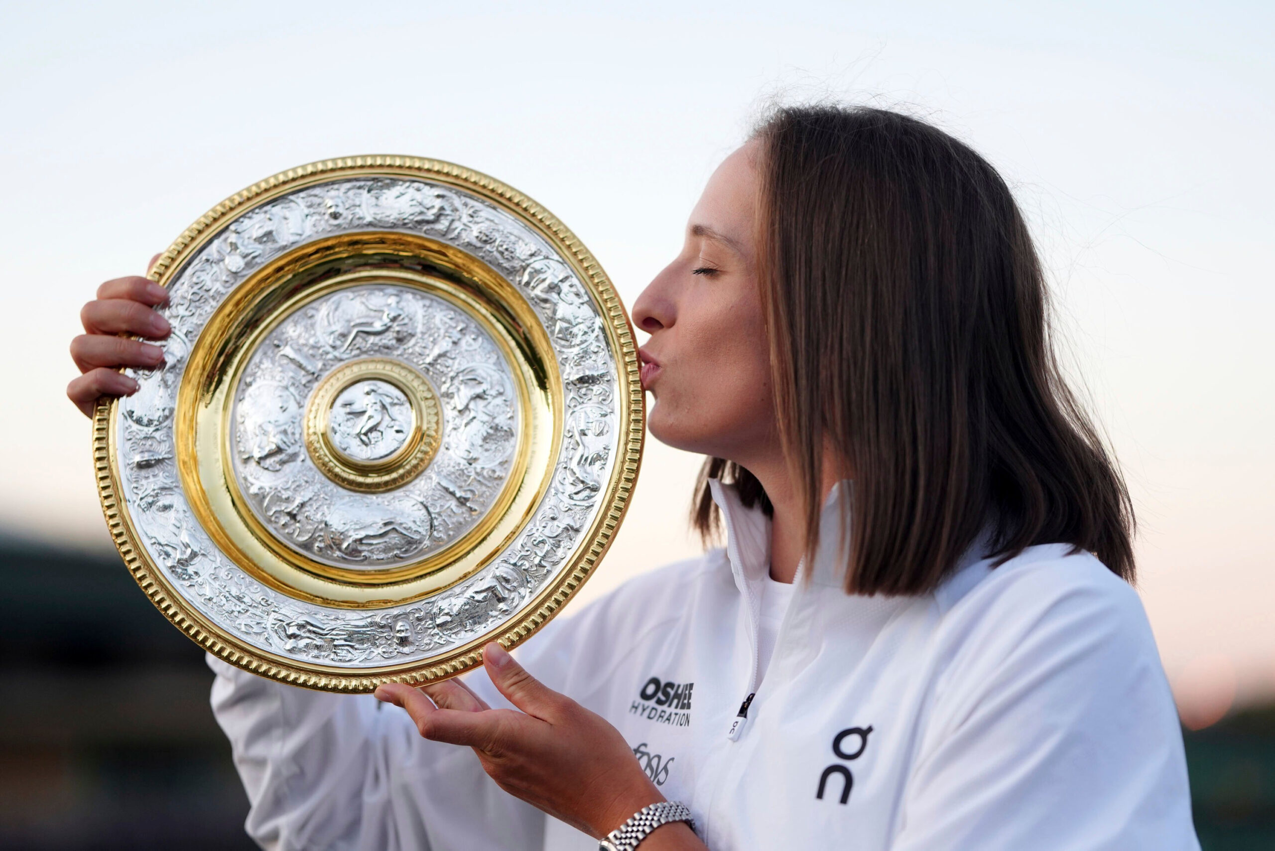Iga Swiatek küsst ihre Siegerinnen-Trophäe in Wimbledon