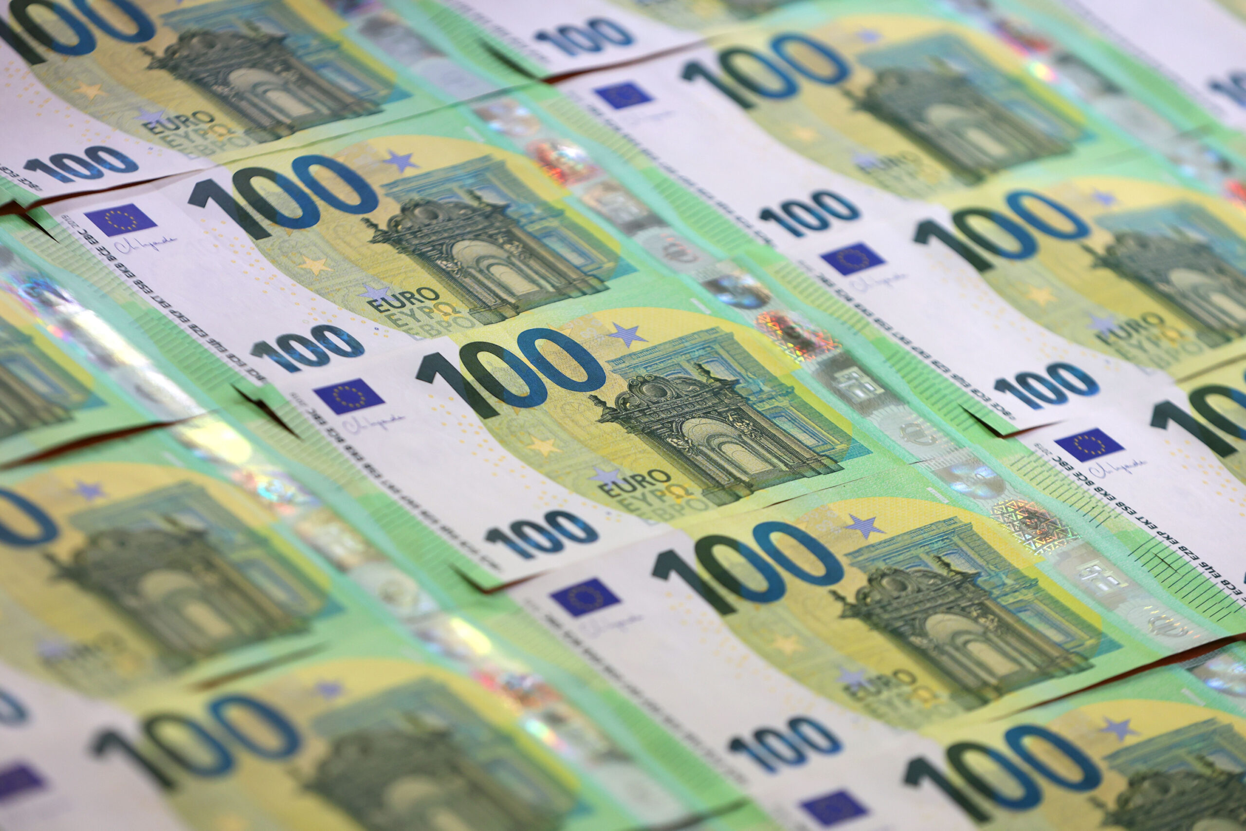 Mehrere 100-Euro-Scheine liegen auf einem Tisch