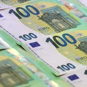 Mehrere 100-Euro-Scheine liegen auf einem Tisch