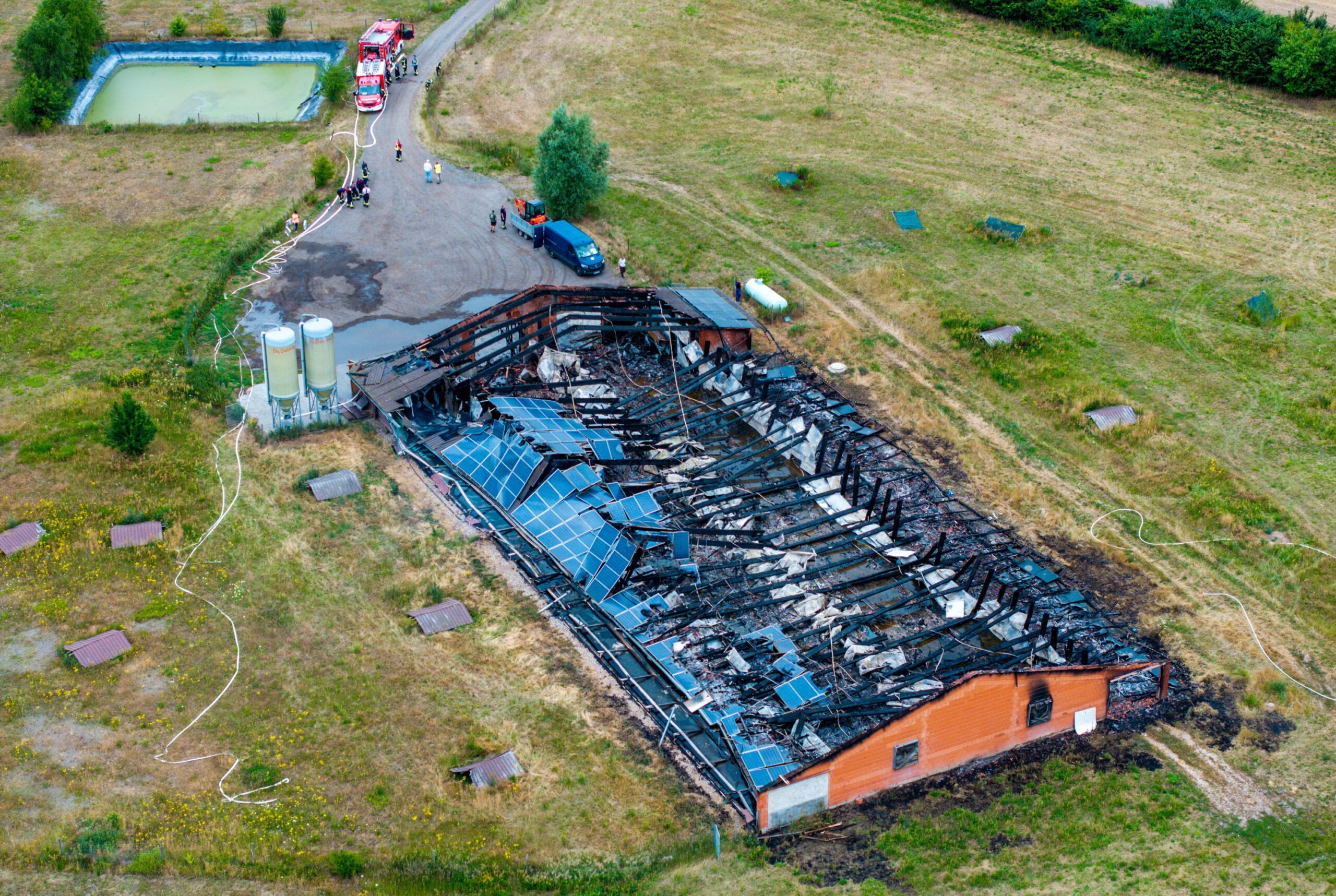 Der ausgebrannte Hühnerstall in Bresegard bei Picher (Mecklenburg-Vorpommern).