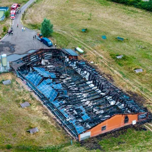 Der ausgebrannte Hühnerstall in Bresegard bei Picher (Mecklenburg-Vorpommern).