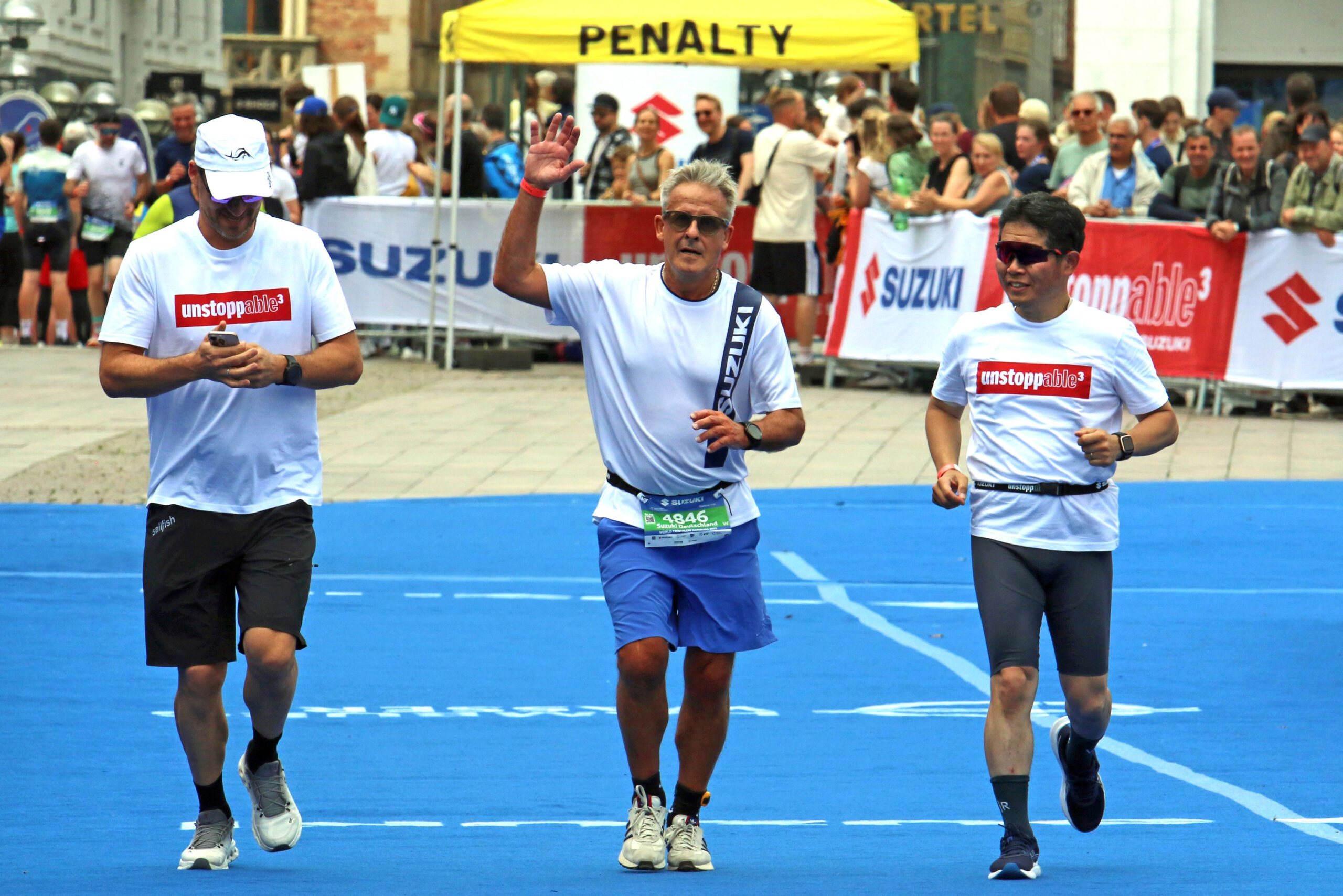 Pierre Littbarski beim Zieleinlauf beim Triathlon in Hamburg