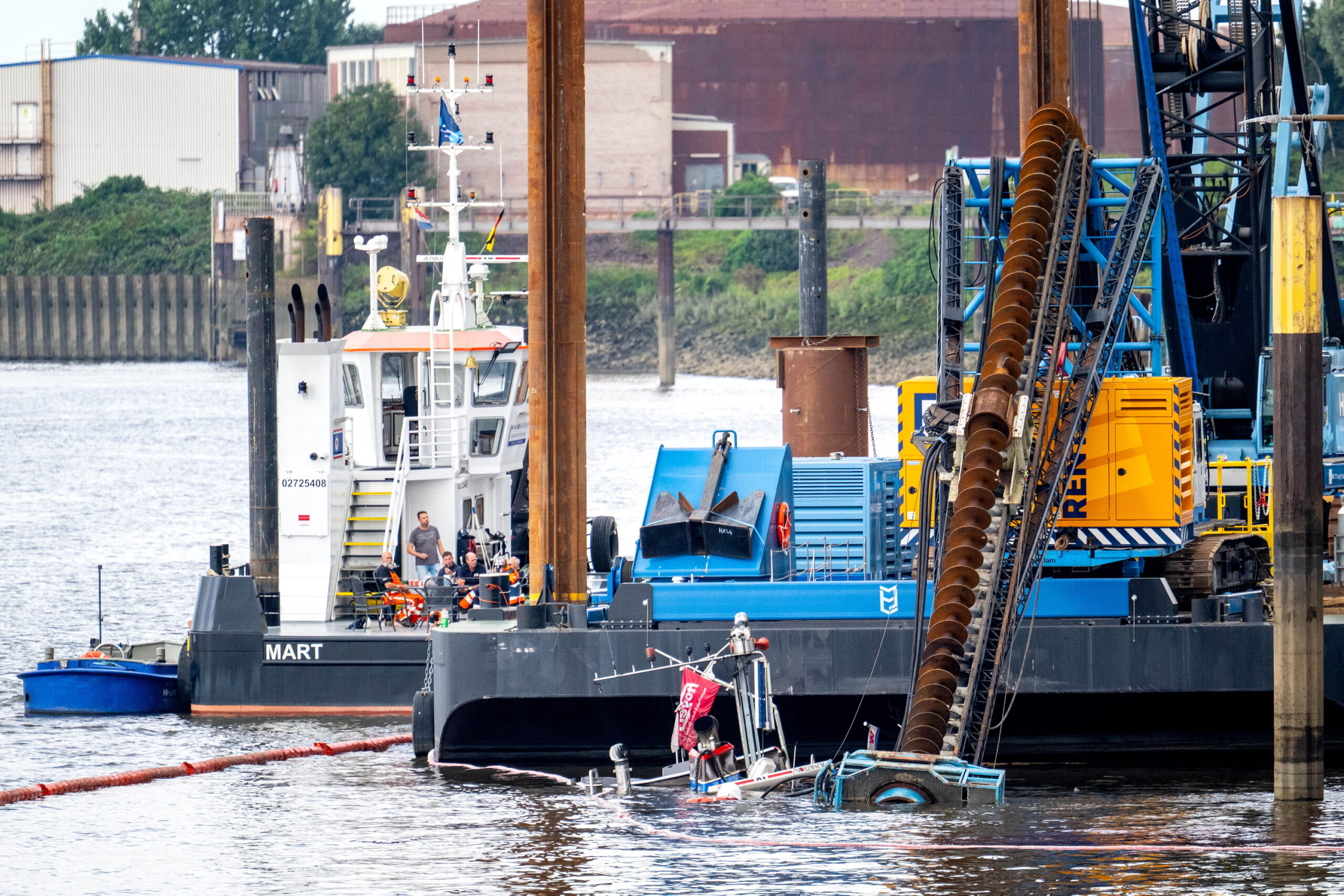 Die Spitze eines gesunkenen Schleppers ragt aus dem Wasser.