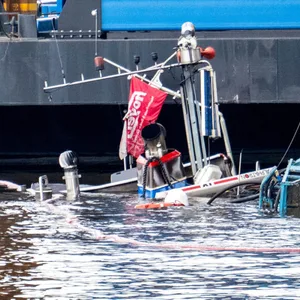 Die Spitze eines gesunkenen Schleppers ragt aus dem Wasser.