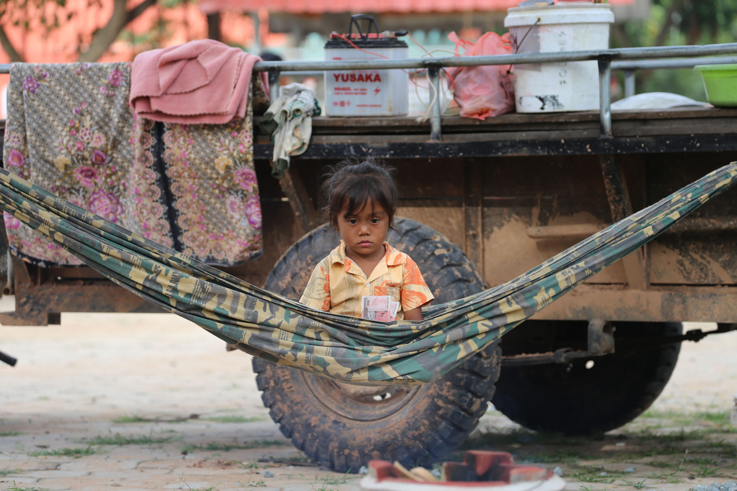 Ein Flüchtlings-Mädchen sitzt in einer Hängematte in einer Unterkunft in der Provinz Siem Reap.