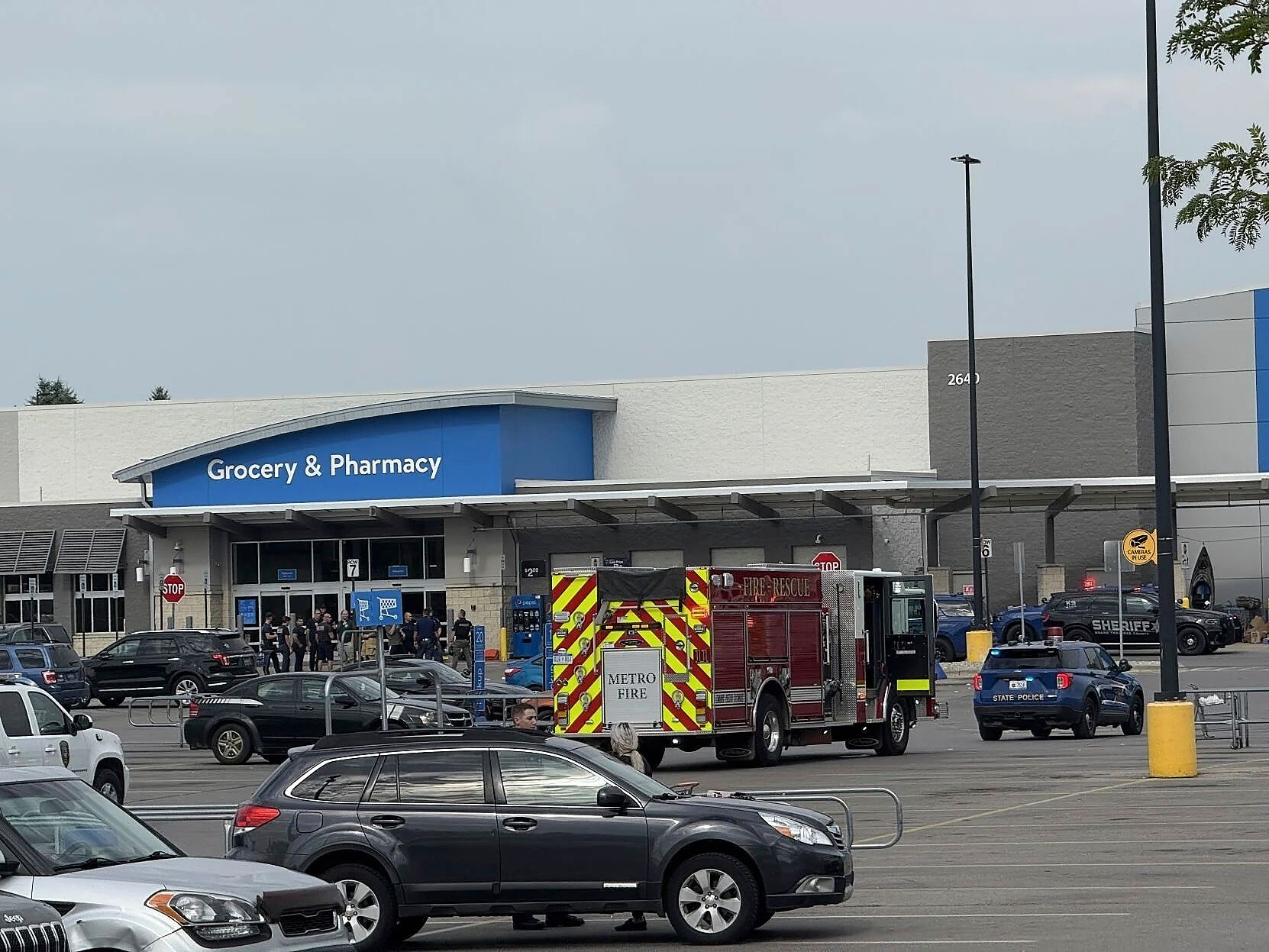 Polizisten stehen nach einer Messerattacke auf einem Supermarkt-Parkplatz.