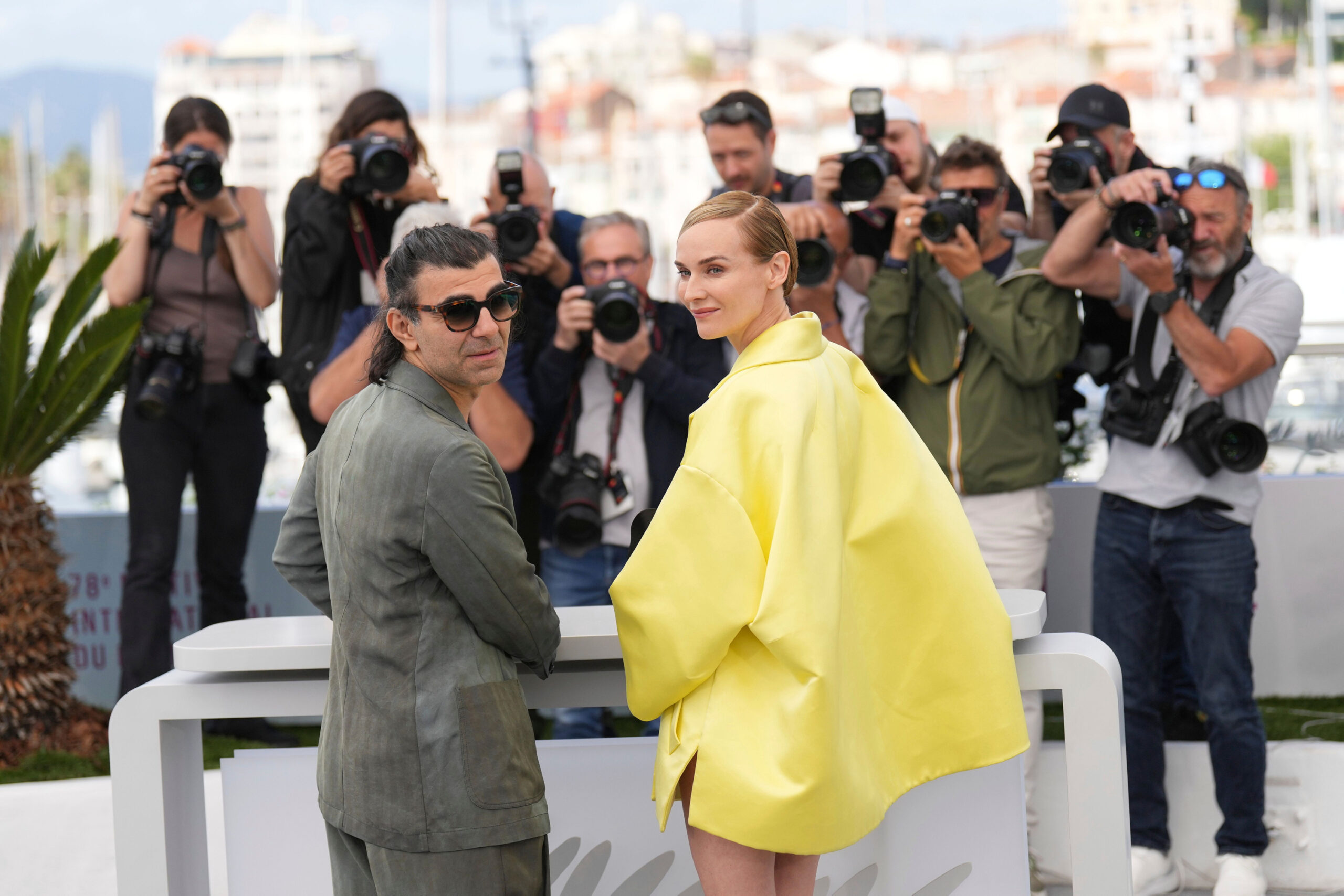Regisseur Fatih Akin (l) und Diane Kruger posieren beim Fototermin für den Film „Amrum” auf den 78. Internationalen Filmfestspielen in Cannes.