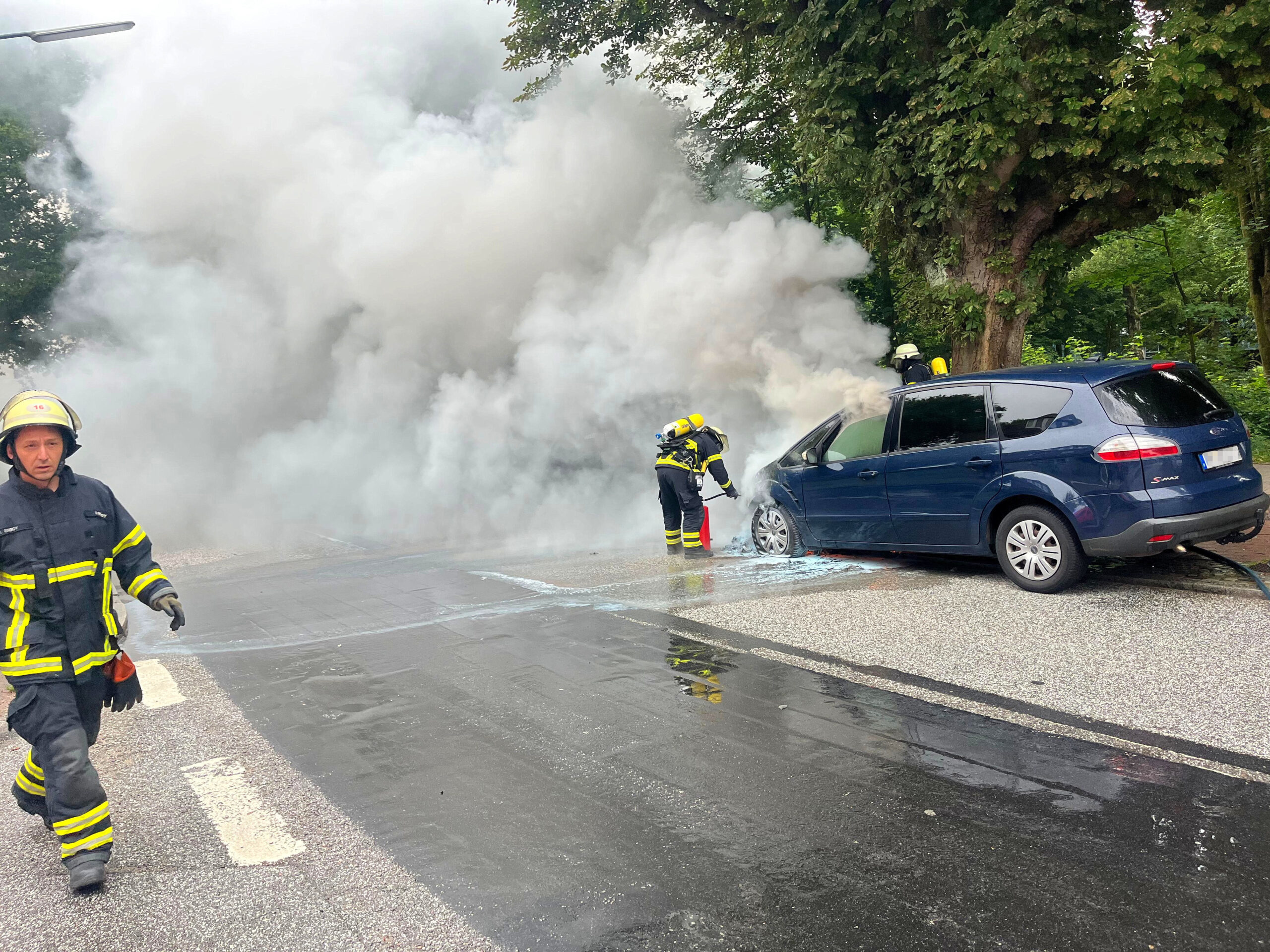 Im Bereich der Kreuzung von Langenhorner Chaussee und Flughafenstraße ist am Donnerstag ein Pkw in Brand geraten.