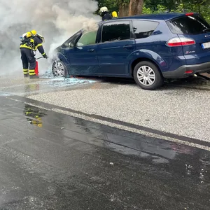 Im Bereich der Kreuzung von Langenhorner Chaussee und Flughafenstraße ist am Donnerstag ein Pkw in Brand geraten.