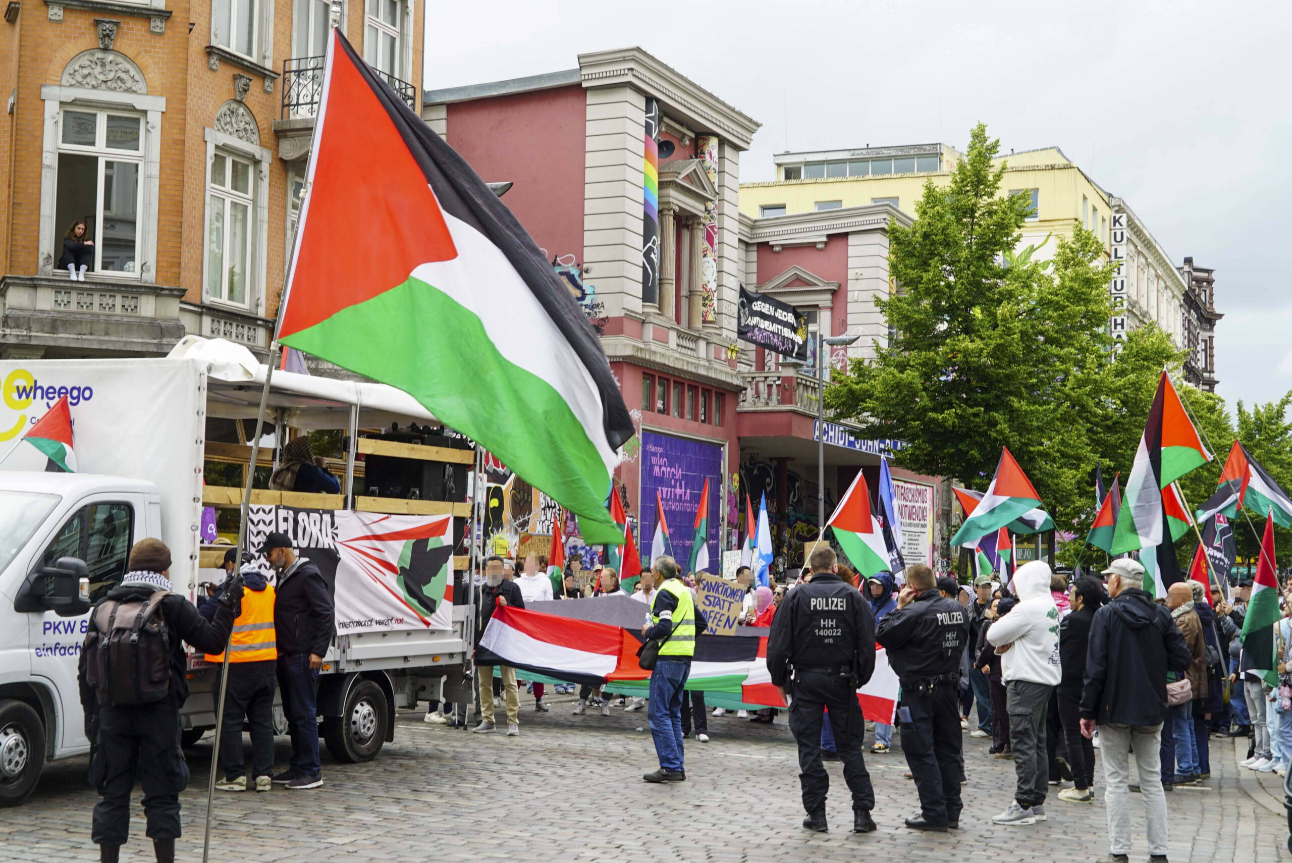 Pro-Palästina-Demo vor der Roten Flora am Schulterblatt im Hamburger Schanzenviertel im Juni 2025.