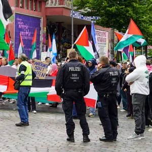 Pro-Palästina-Demo vor der Roten Flora am Schulterblatt im Hamburger Schanzenviertel im Juni 2025.