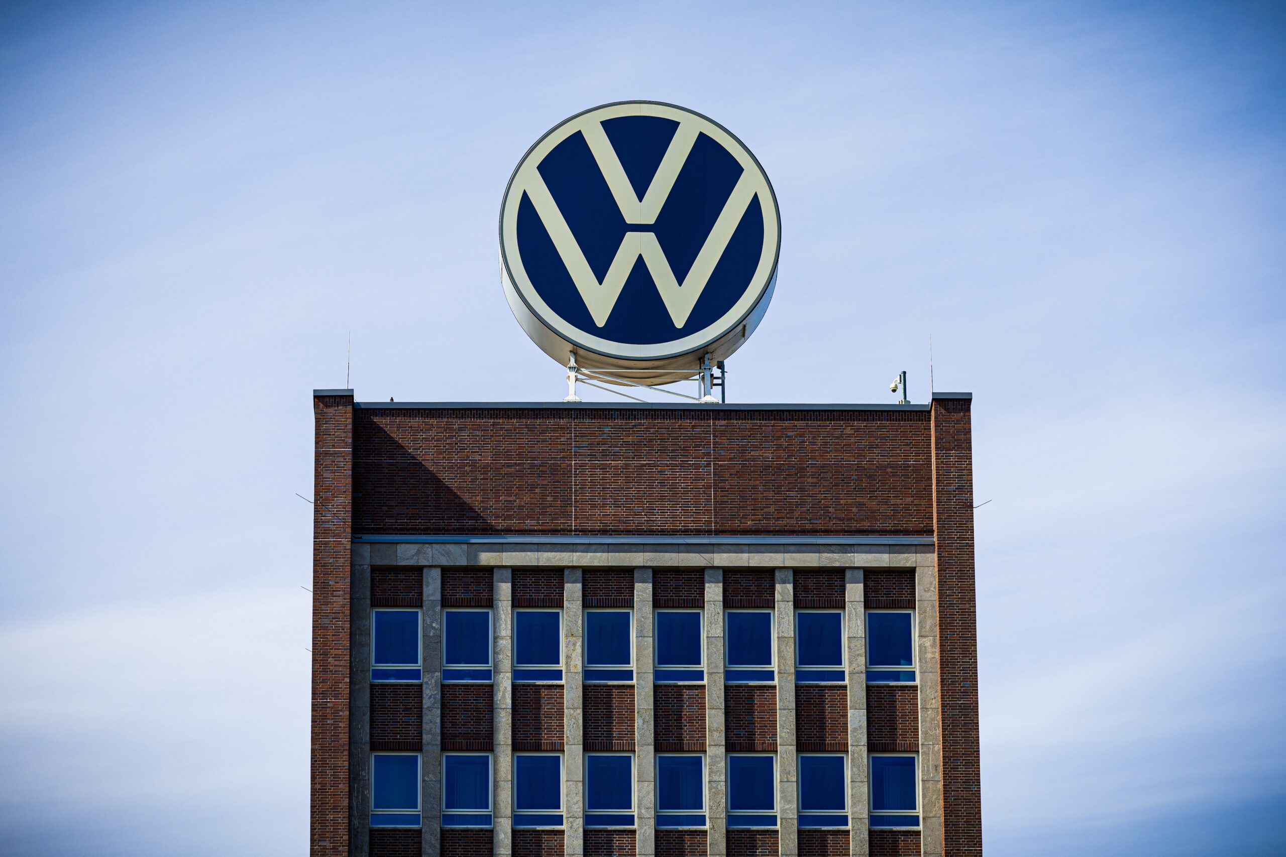 Hochhaus mit Volkswagenlogo