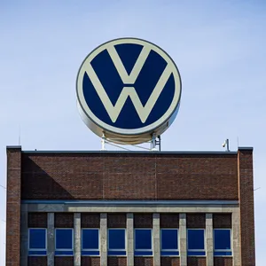 Hochhaus mit Volkswagenlogo