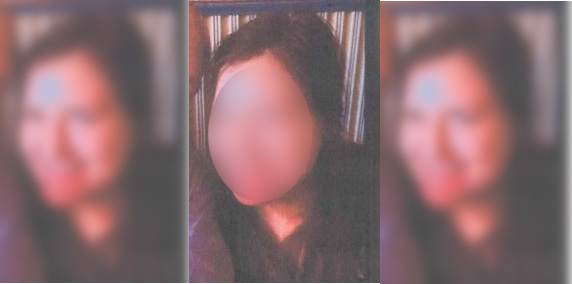 Eine Frau mit langen braunen Haaren