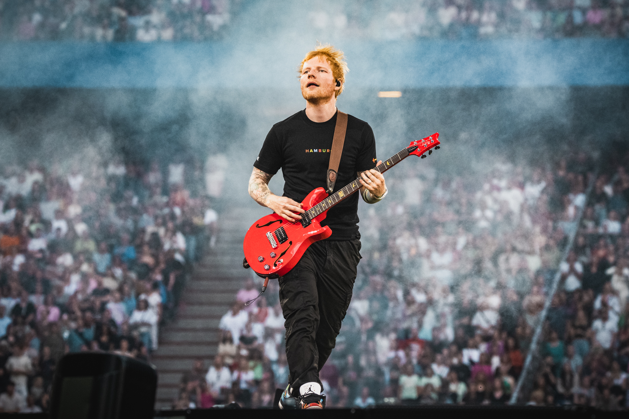 Weltweit berührt er die Herzen von Tausenden Fans. Ed Sheeran im Hamburger Volksparkstadion.