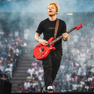 Weltweit berührt er die Herzen von Tausenden Fans. Ed Sheeran im Hamburger Volksparkstadion.