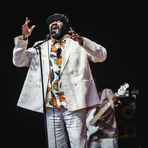 Jazz-Superstar Gregory Porter (wie immer mit Mütze) im Stadtpark.