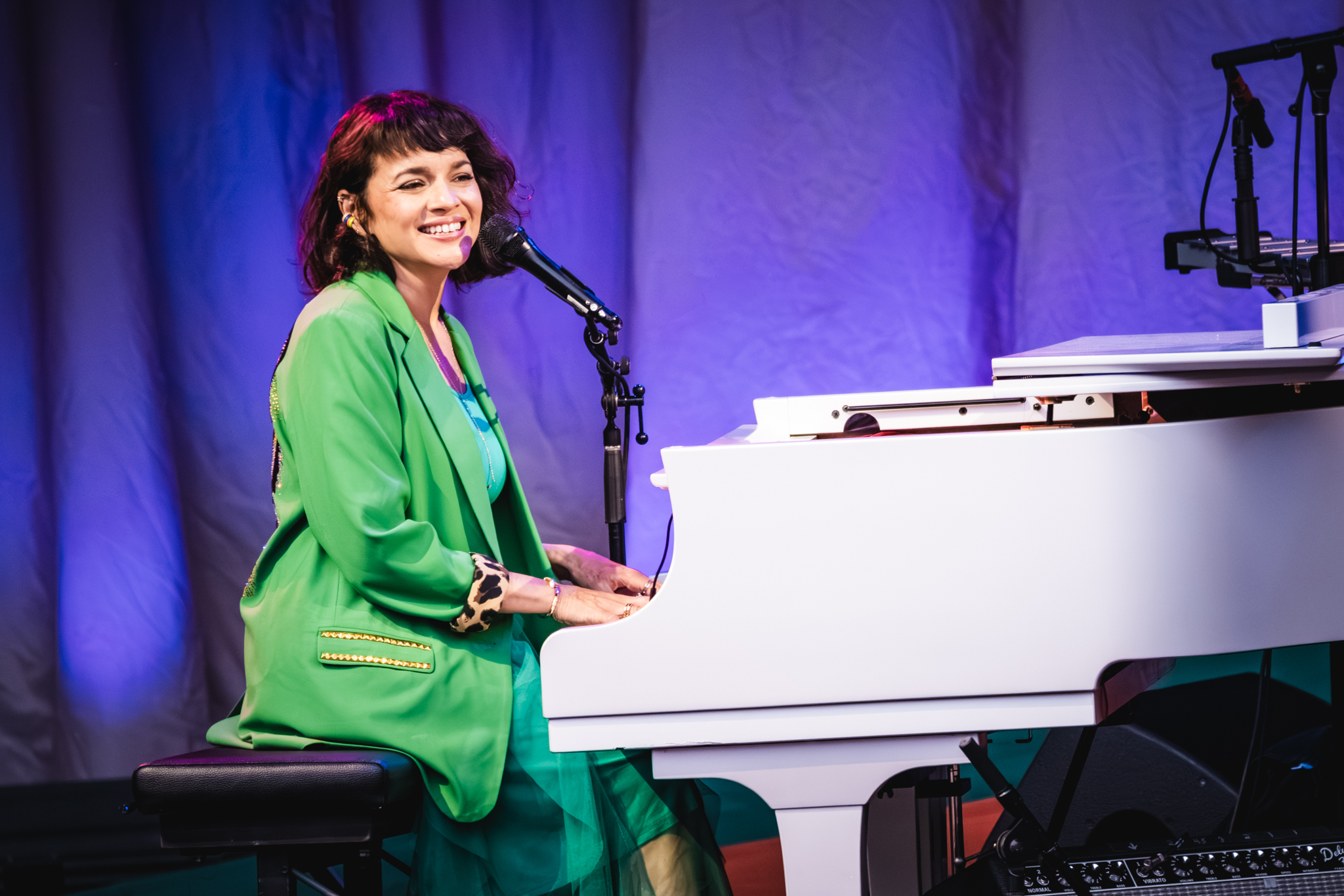 Weißer Flügel, grünes Sakko: Norah Jones wird doch nicht etwa insgeheim Fan von Werder Bremen sein?