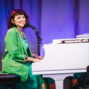 Weißer Flügel, grünes Sakko: Norah Jones wird doch nicht etwa insgeheim Fan von Werder Bremen sein?