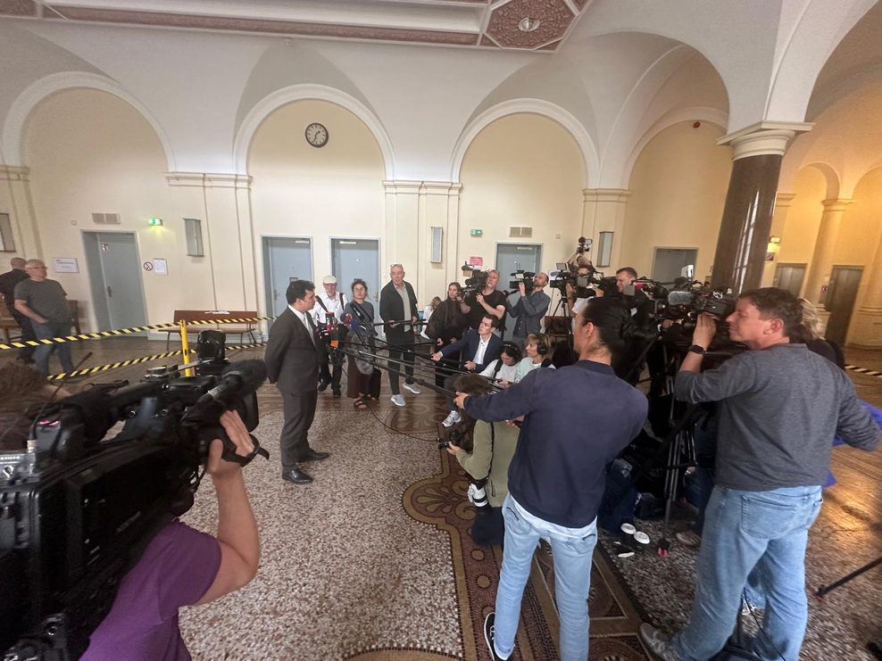 Das Medieninteresse ist riesig: Hier Philip von der Meden, Anwalt von Stephan Hensel.