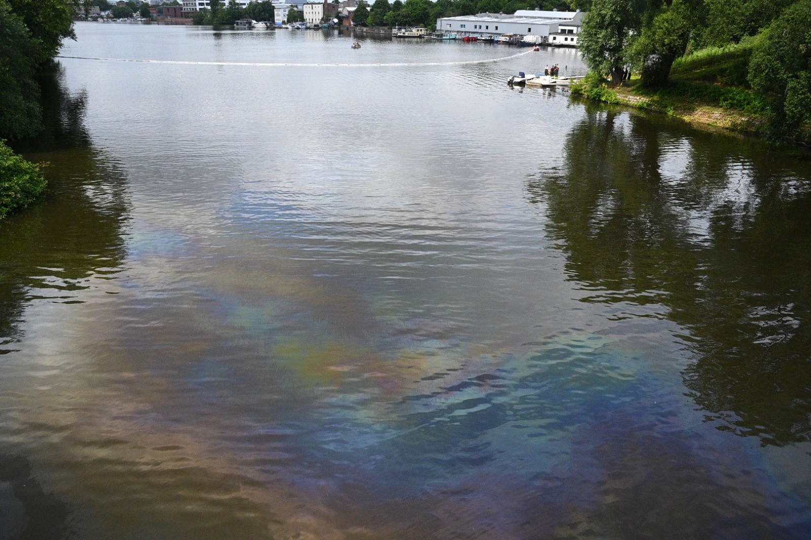Riwsiger Ölfilm auf Billekanal in Rothenburgsort – Großeinsatz der Feuerwehr