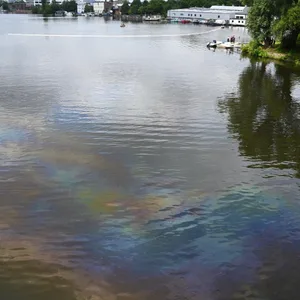 Riwsiger Ölfilm auf Billekanal in Rothenburgsort – Großeinsatz der Feuerwehr