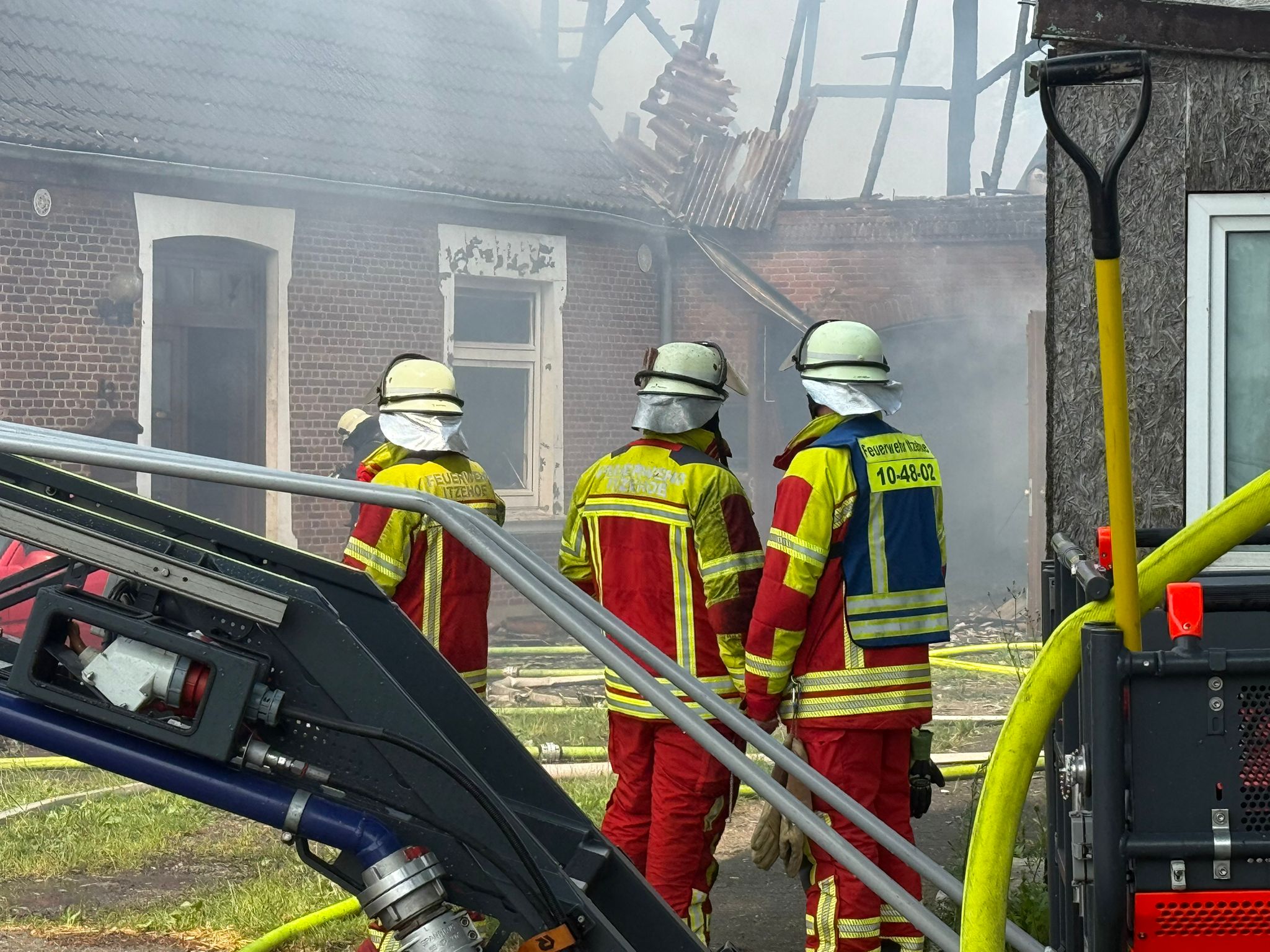 Großeinsatz in Puls – Haus einer Familie wird Raub von Flammen