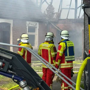 Großeinsatz in Puls – Haus einer Familie wird Raub von Flammen