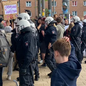 Die AfD-Frau Nicole Jordan wollte an der Demo zum Erhalt des Krankenhauses Groß Sand in Hamburg-Wilhelmsburg teilnehmen. Darüber gab es Streit mit anderen Demo-Teilnehmern. Die Polizei ging dazwischen.