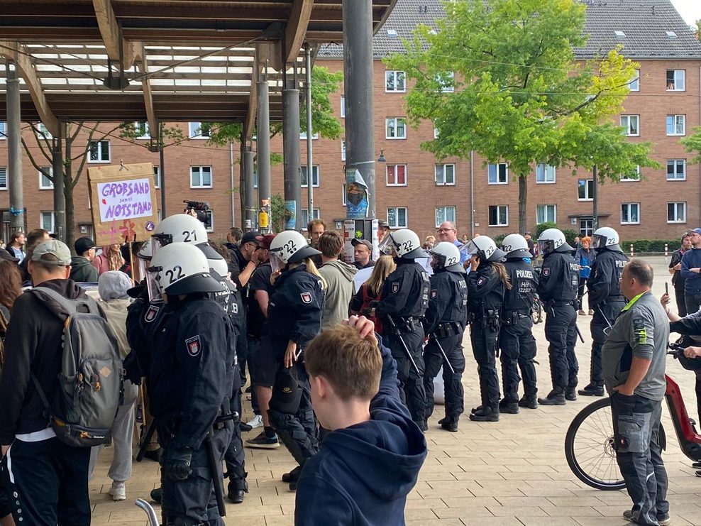 Die AfD-Frau Nicole Jordan wollte an der Demo zum Erhalt des Krankenhauses Groß Sand in Hamburg-Wilhelmsburg teilnehmen. Darüber gab es Streit mit anderen Demo-Teilnehmern. Die Polizei ging dazwischen.