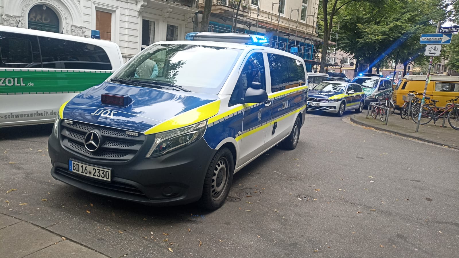 Mehrere Einsatzwagen des Zolls auf der Clemens-Schulz-Straße auf St. Pauli.