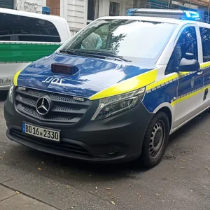 Mehrere Einsatzwagen des Zolls auf der Clemens-Schulz-Straße auf St. Pauli.