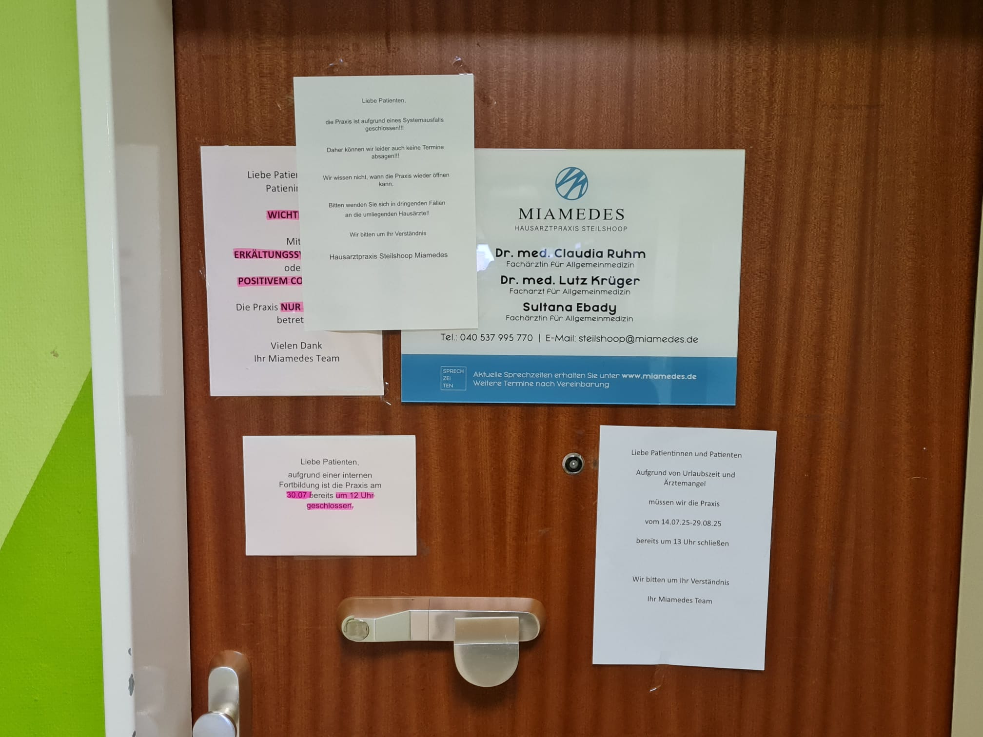 Zettel an der Tür der Miamedes-Praxis Steilshoop in der vergangenen Woche.