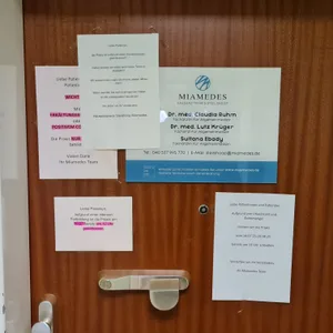 Zettel an der Tür der Miamedes-Praxis Steilshoop in der vergangenen Woche.
