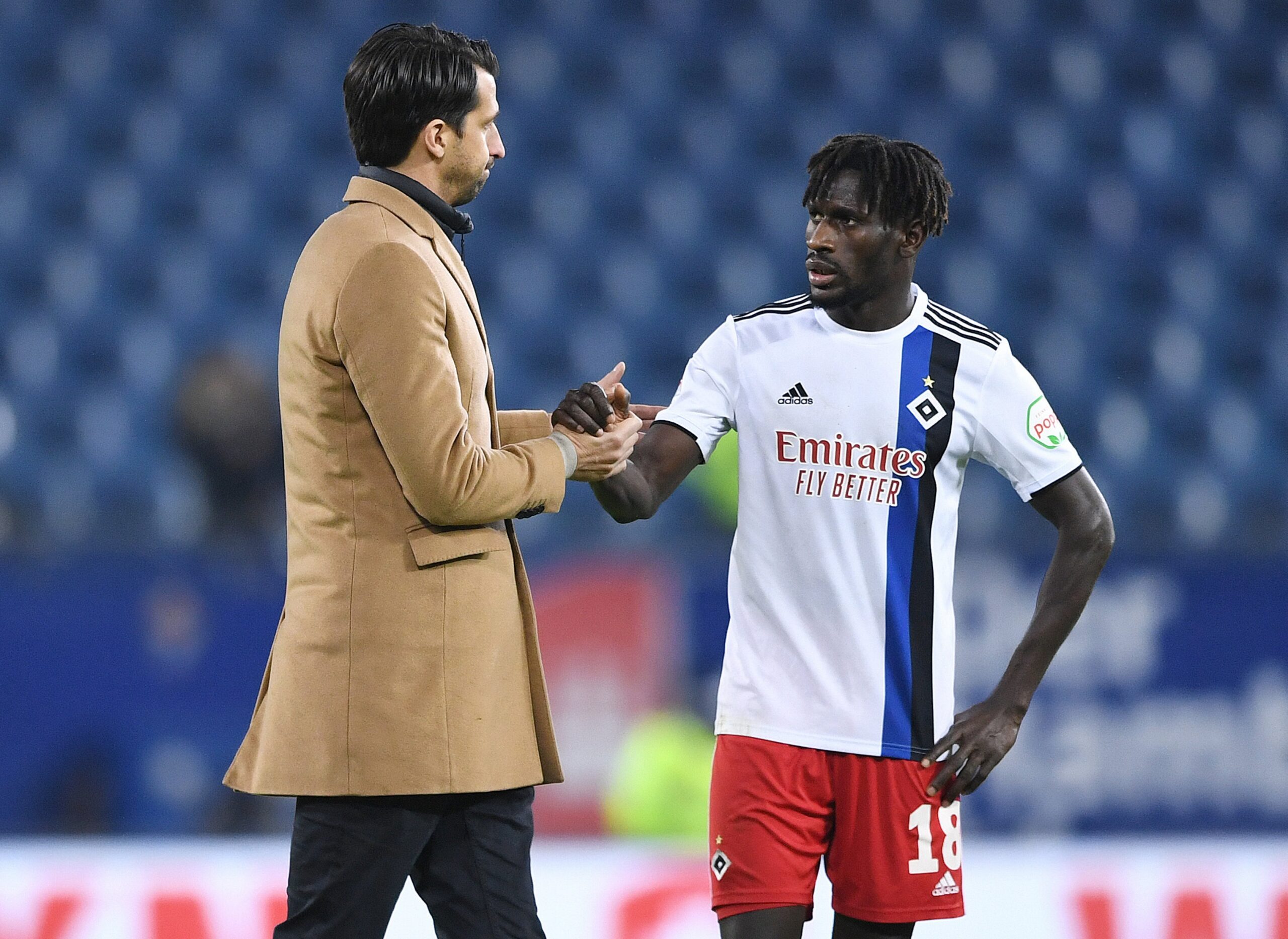 Jonas Boldt klatscht mit Bakery Jatta ab nach einem Spiel in der Saison 2019/20.