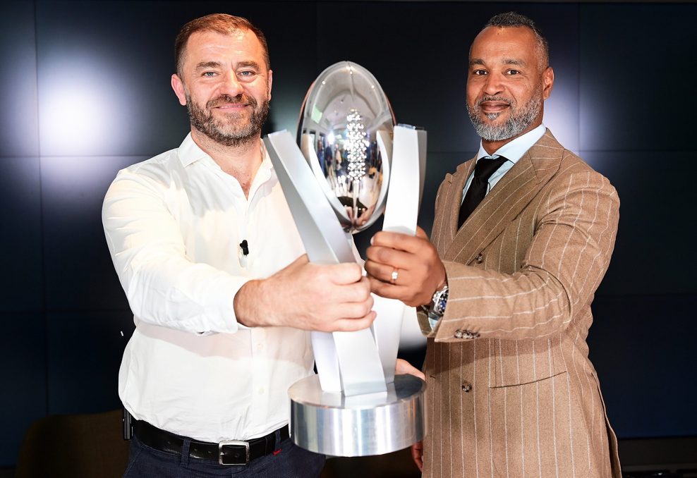 Zeljko Karajica und Patrick Esume mit ELF-Pokal