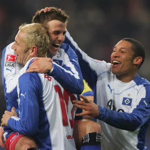 Rafael van der Vaart, Sergej Barbarez und Nigel De Jong bejubeln ein HSV-Tor