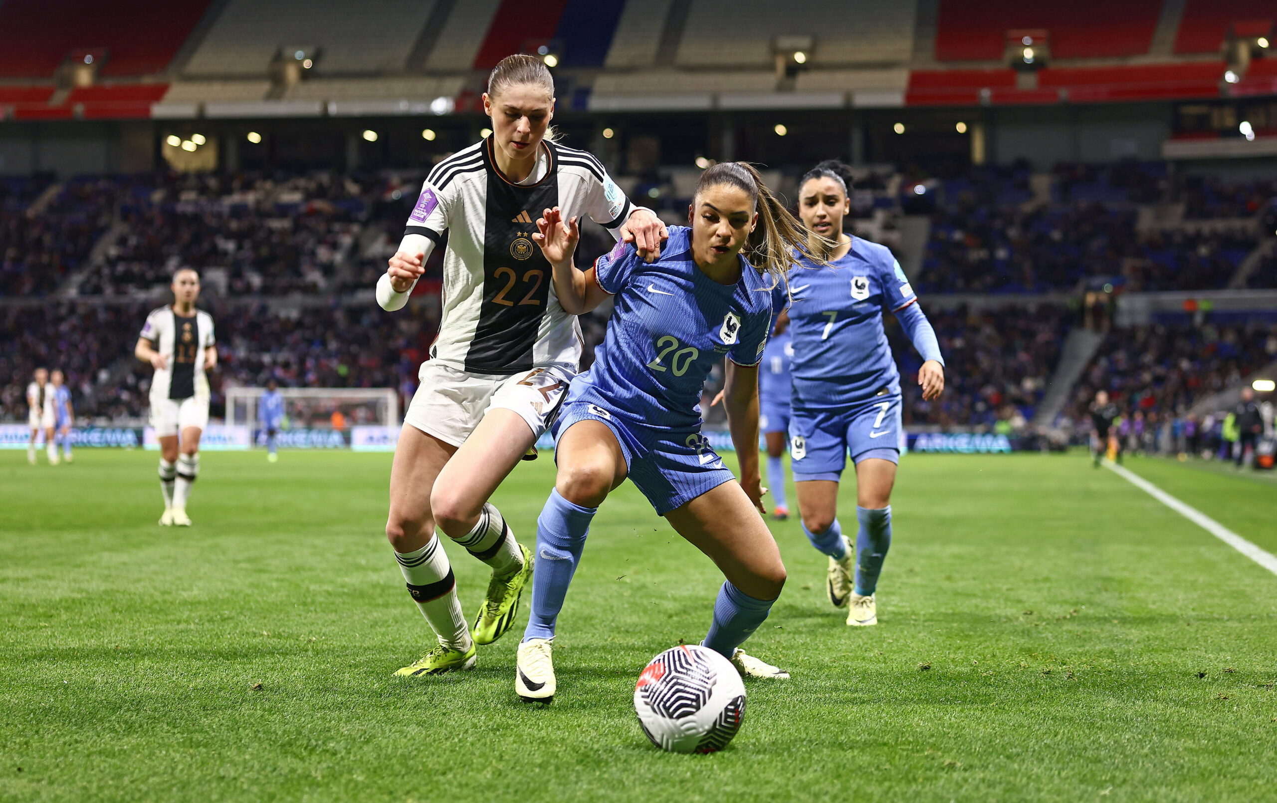 DFB-Spielerin Jule Brand 2024 im Duell mit Frankreichs Delphine Cascarino