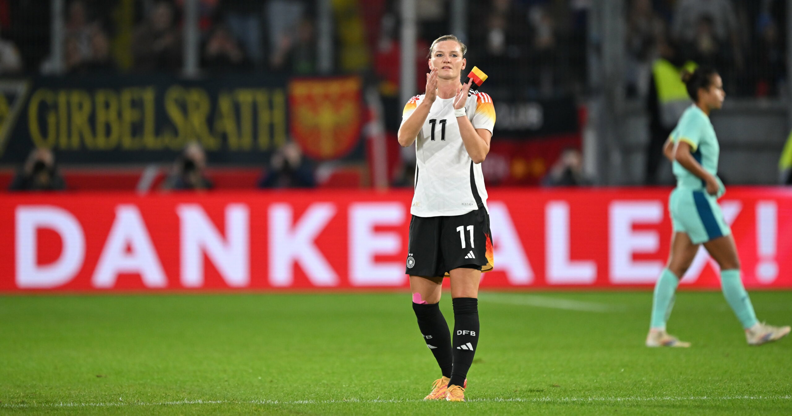 Alexandra popp bei ihrer letzten Auswechslung im DFB-Trikot