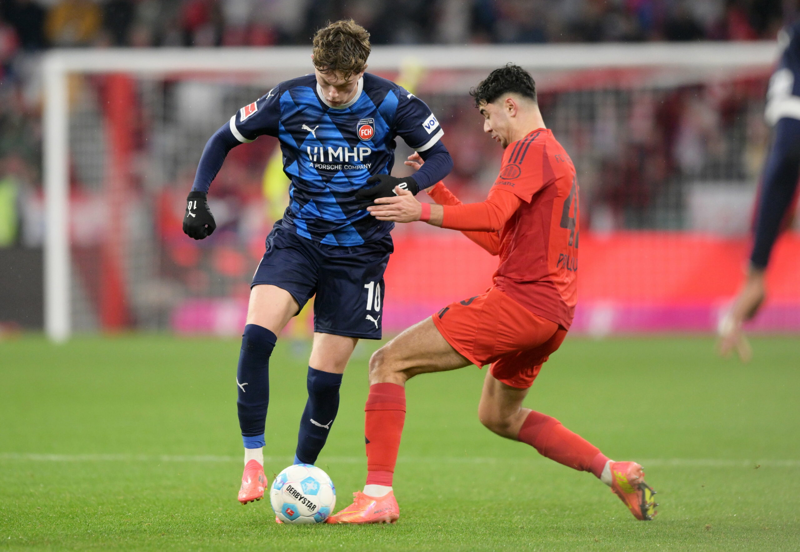 Heidenheims Paul Wanner gegen Bayerns Aleksandar Pavlovic