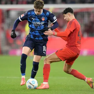 Heidenheims Paul Wanner gegen Bayerns Aleksandar Pavlovic